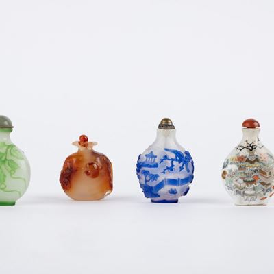 Cina, Lotto di quattro snuff bottles, secolo XIX/XX, di cui due in vetro incamiciato, una in porc...