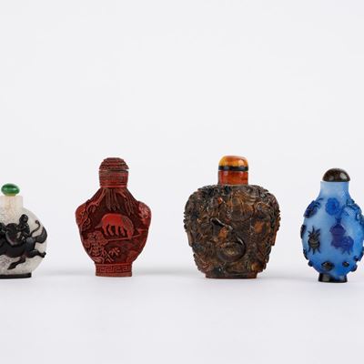 Cina, Lotto di quattro snuff bottles in ambra, lacca e vetro incamiciato, secolo XIX/XX