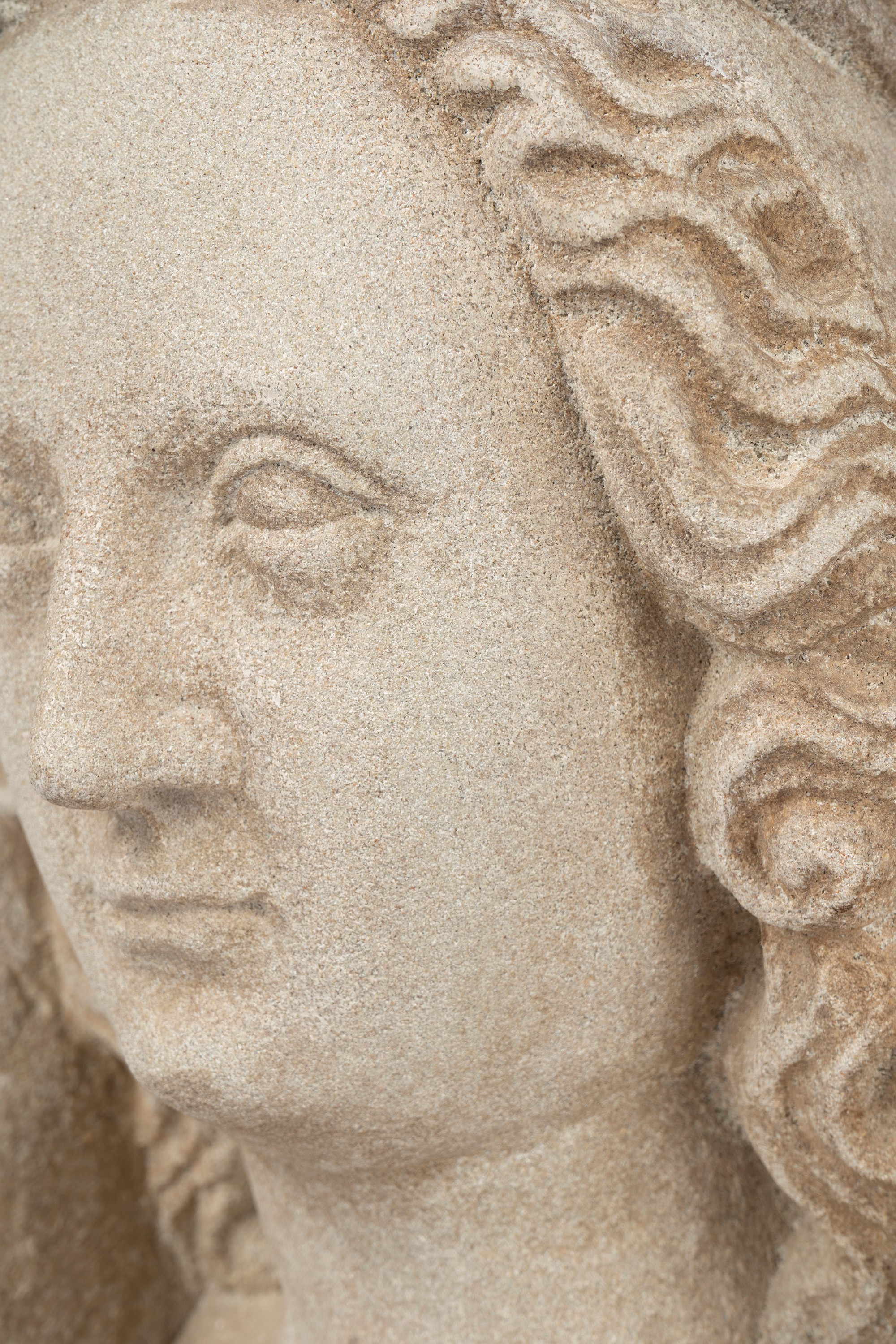 Scuola Francese - Scultura in Pietra Arenaria Raffigurante Busto di Madonna Incoronata