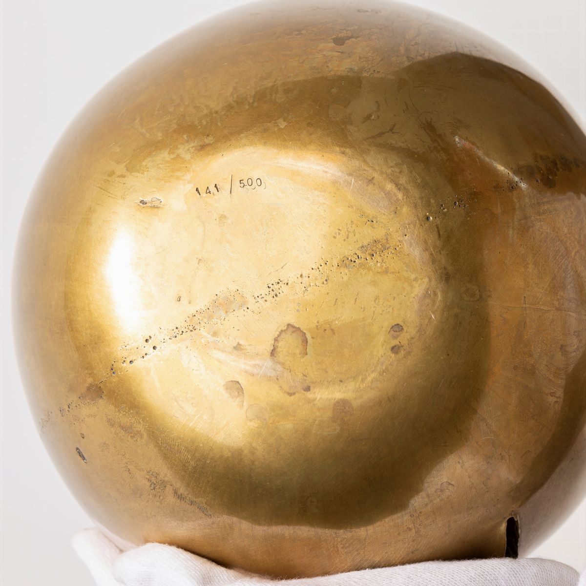 Lucio Fontana - Concetto spaziale, Natura, ottone lucidato, 1967