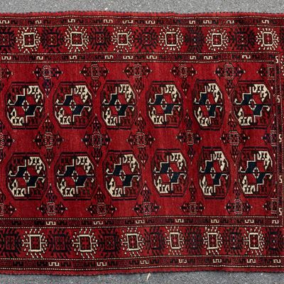 Tappeto russo Bukhara, seconda metà del XX secolo, dimensioni cm 187 x 116