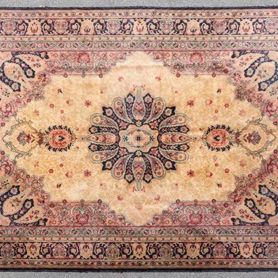 Tappeto a lavorazione meccanica, cm 343 x 233, seconda metà del XX secolo