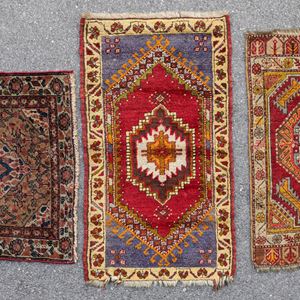 Lotto di tre piccoli tappeti orientali