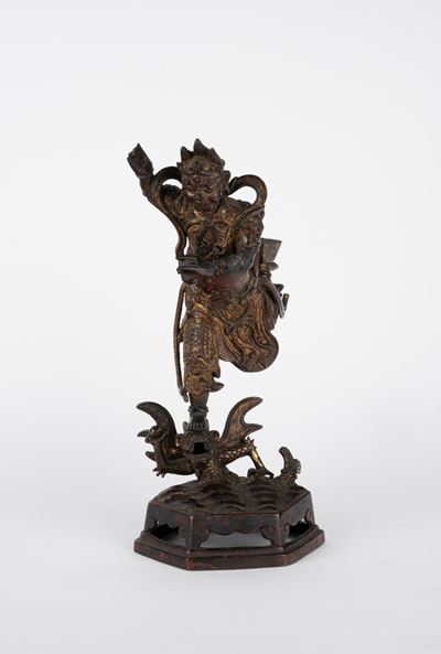 Scultura in bronzo dorato raffigurante divinità su drago marino, Cina, XVII secolo