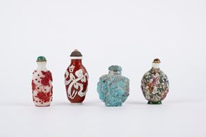 Lotto composto da quattro snuff bottles. Cina, secolo XIX/XX