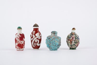 Cina, Lotto di quattro snuff bottles, secolo XIX/XX, varie tecniche