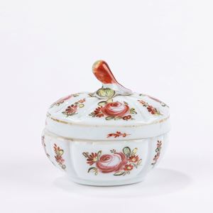 Zuccheriera in vetro lattimo. Secolo XIX