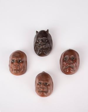 Quattro piccole maschere Kabuto. Giappone, fine secolo XIX