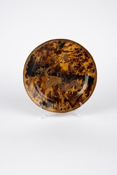 Piatto in tartaruga, Giappone, periodo Meiji (1868-1912), decorato a smalto dorato con gru tra al...