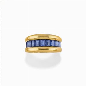 A 18K yellow gold and sapphire ring