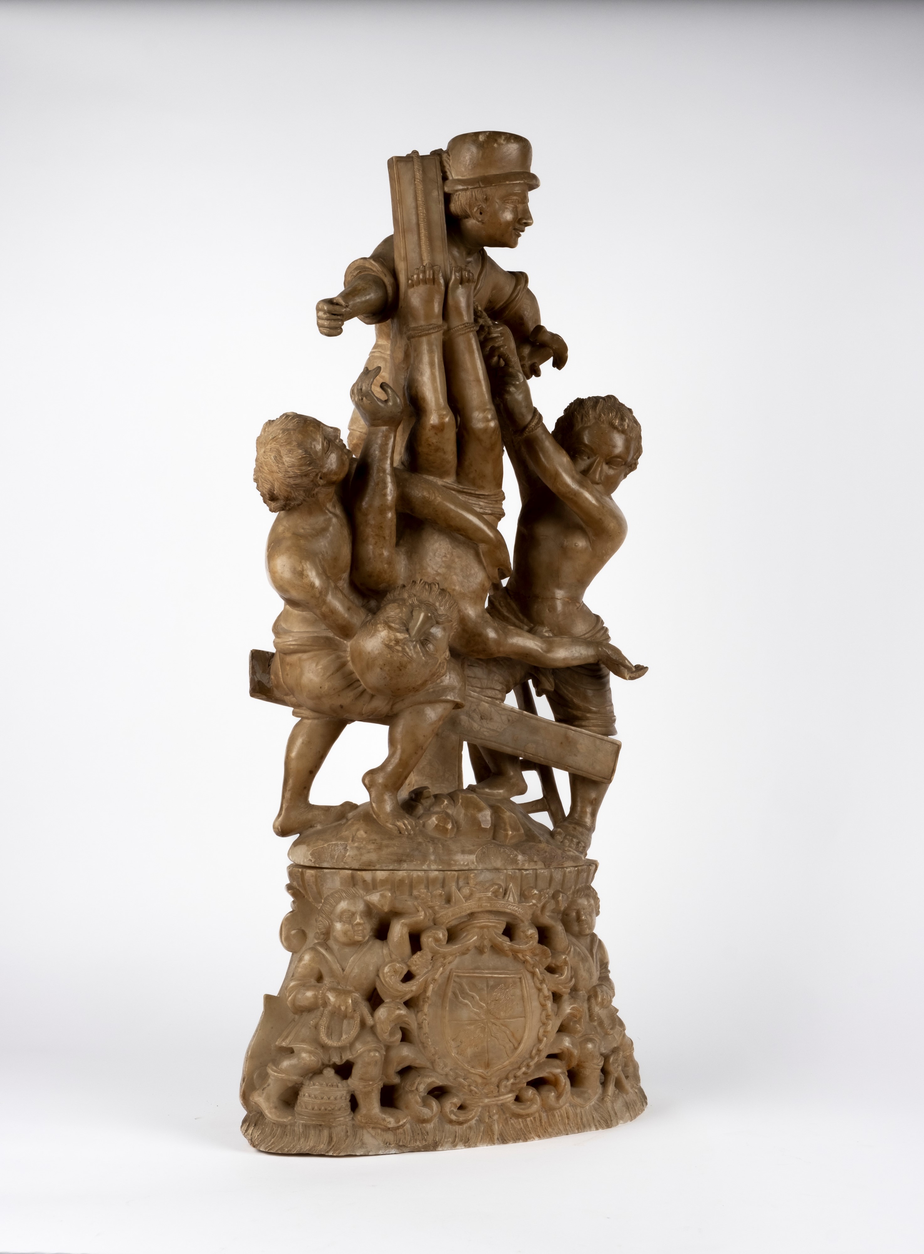Scultura in Alabastro Raffigurante "martirio di San Pietro". Sicilia, Secolo XVII