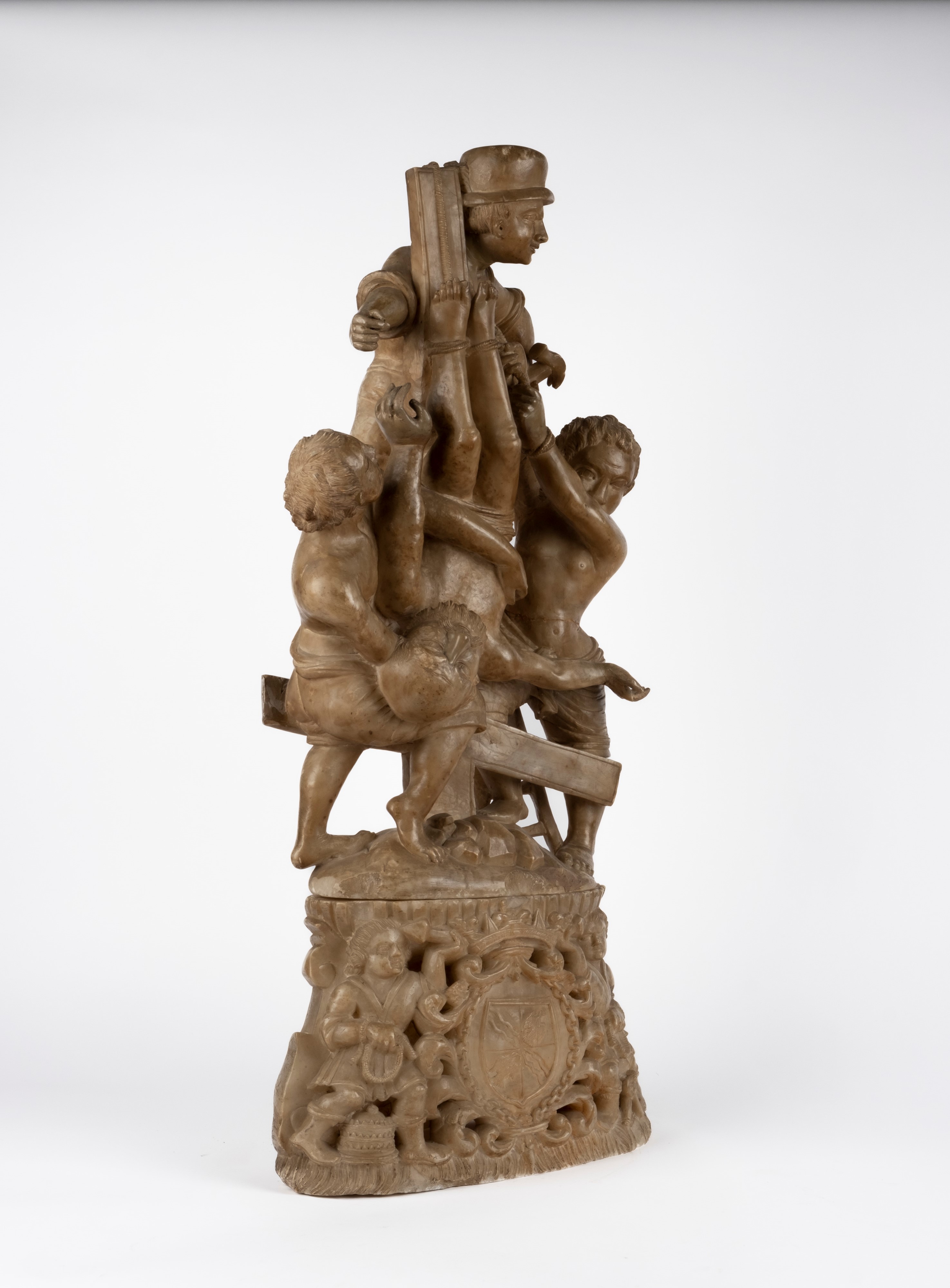 Scultura in Alabastro Raffigurante "martirio di San Pietro". Sicilia, Secolo XVII