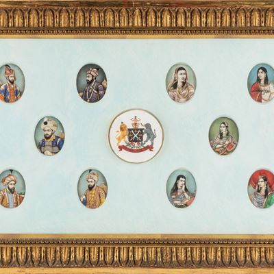 Collezione di dieci miniature con ritratti e stemma nobiliare, all'interno di teca in legno dorat...