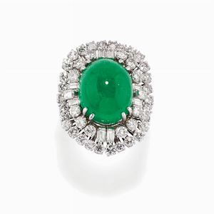 Anello con smeraldo cabochon e diamanti