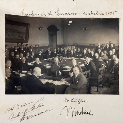 Mussolini, Fotografia della Conferenza di Locarno con firme autografe