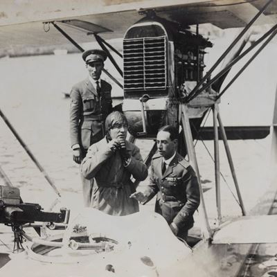 Mussolini, Fotografia di Benito Mussolini alla guida di un idrovolante