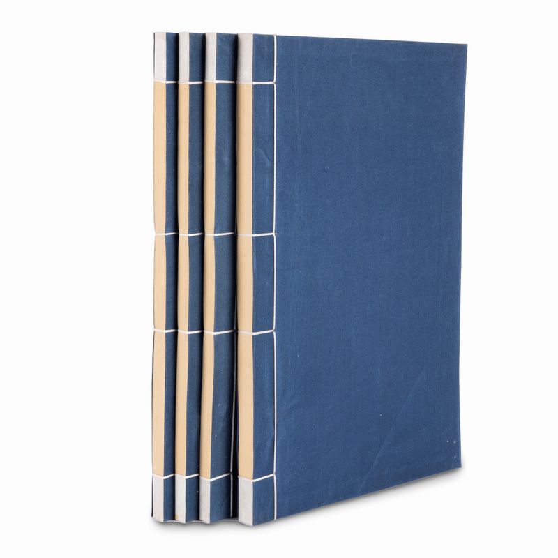 Libri illustrati cinesi, due cofanetti con 16 volumi rilegati in cartoncino blu, 1979