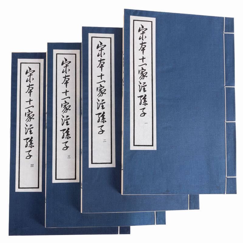 Libri illustrati cinesi, due cofanetti con 16 volumi rilegati in cartoncino blu, 1979