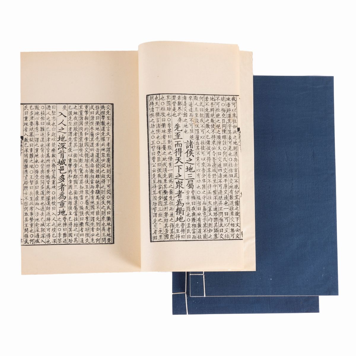 Libri illustrati cinesi, due cofanetti con 16 volumi rilegati in cartoncino blu, 1979