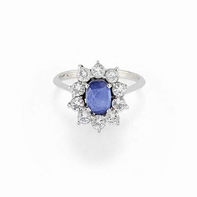 Anello in oro bianco 18K con zaffiro ovale e diamanti