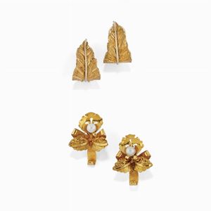 Two pairs of 18K gold and pearls earrings