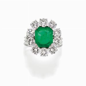  - Anello con smeraldo e diamanti