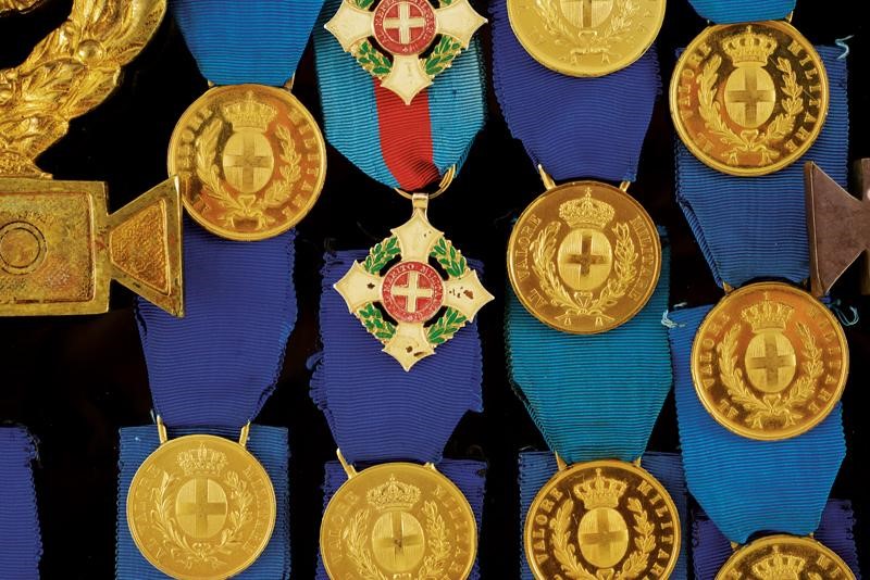 Interessante Insieme di Medaglie, Bandiera e Puntali di Ex-combattenti