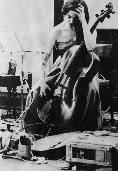 Ritratto di Charlotte Moorman, 1972, fotografia in bianco e nero