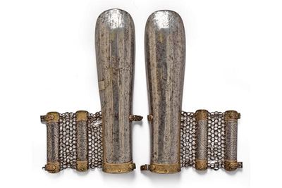 Bracciali di origine polacca o tartara, metallo inciso, lunghezza 30 cm, circa 1700