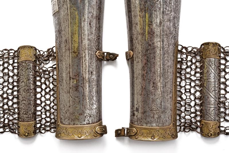 Bracciali di origine polacca o tartara, metallo inciso, lunghezza 30 cm, circa 1700