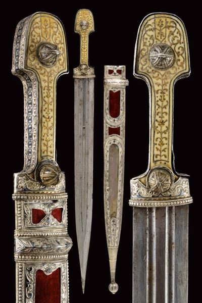 Kindjal, Lama dritta a doppio filo con decorazioni in argento e manico in dente di tricheco, Fine...