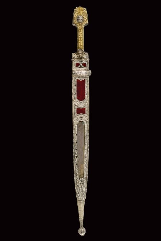 Kindjal, Lama dritta a doppio filo con decorazioni in argento e manico in dente di tricheco, Fine...