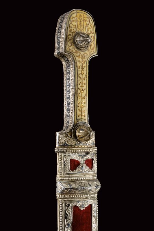 Kindjal, Lama dritta a doppio filo con decorazioni in argento e manico in dente di tricheco, Fine...