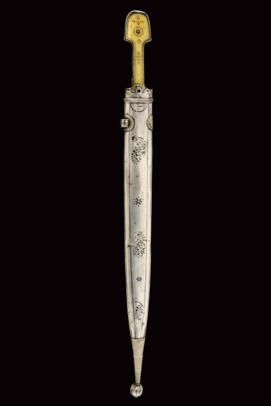 Kindjal, Lama dritta a doppio filo con decorazioni in argento e manico in dente di tricheco, Fine...
