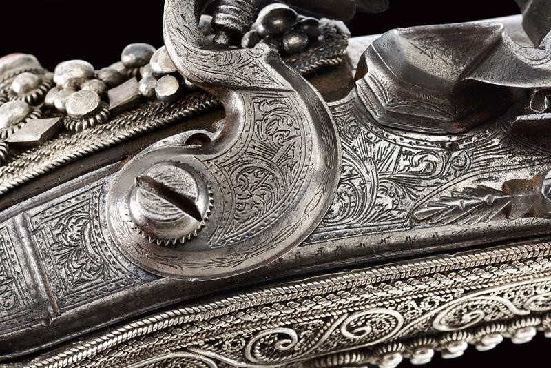 Pistola a pietra focaia, Impero Ottomano, 1800 circa, con fornimenti in argento in stile Ali Pash...