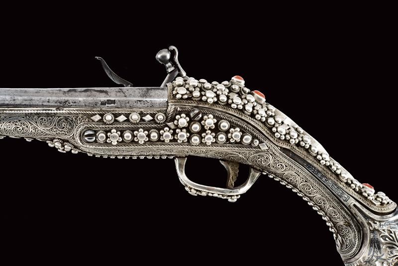 Pistola a pietra focaia, Impero Ottomano, 1800 circa, con fornimenti in argento in stile Ali Pash...