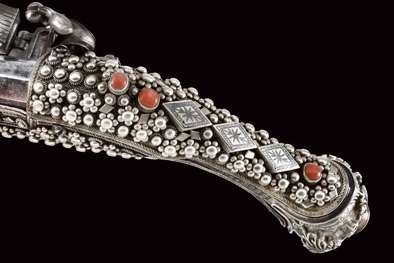 Pistola a pietra focaia, Impero Ottomano, 1800 circa, con fornimenti in argento in stile Ali Pash...