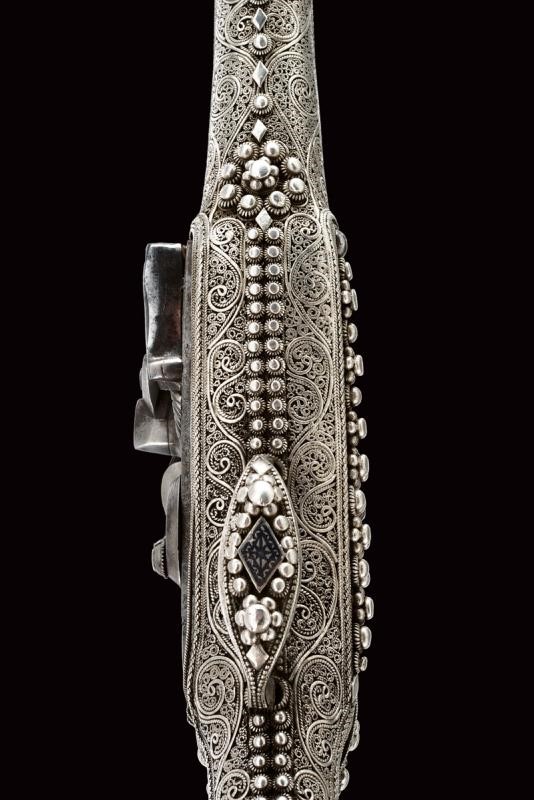 Pistola a pietra focaia, Impero Ottomano, 1800 circa, con fornimenti in argento in stile Ali Pash...
