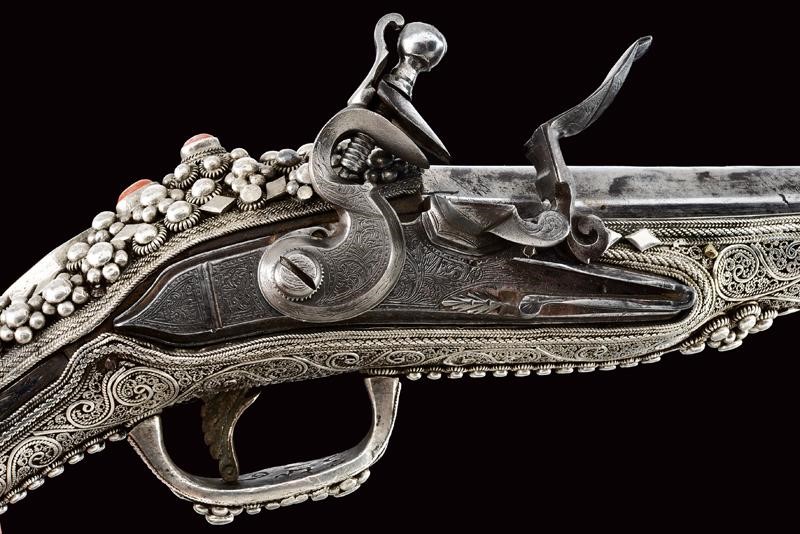 Pistola a pietra focaia, Impero Ottomano, 1800 circa, con fornimenti in argento in stile Ali Pash...