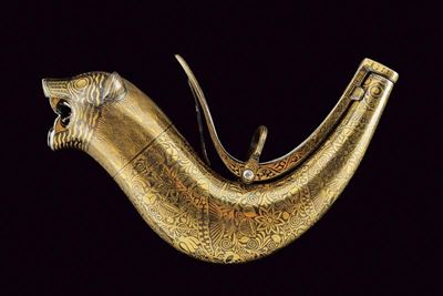 Fiasca da polvere, ferro ageminato in oro con testa di leone e molla di chiusura