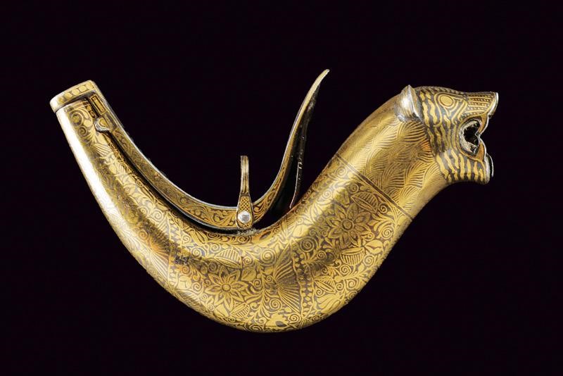 Fiasca da polvere, ferro ageminato in oro con testa di leone e molla di chiusura