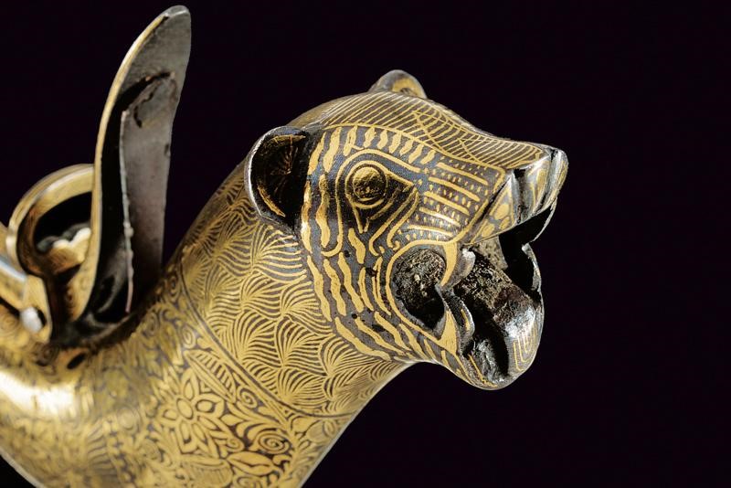 Fiasca da polvere, ferro ageminato in oro con testa di leone e molla di chiusura