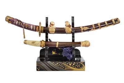 Miniatura di un tachi e un tanto su katana-kake, Giappone, circa 1900