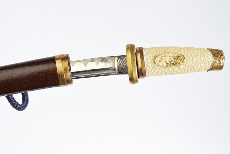 Miniatura di un tachi e un tanto su katana-kake, Giappone, circa 1900