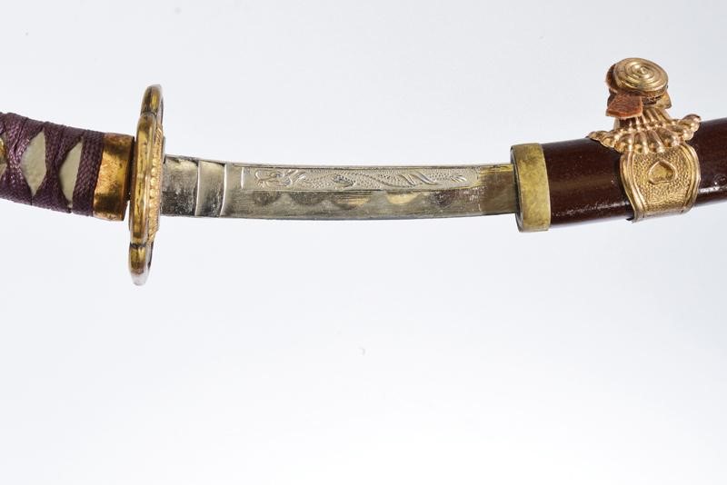 Miniatura di un tachi e un tanto su katana-kake, Giappone, circa 1900