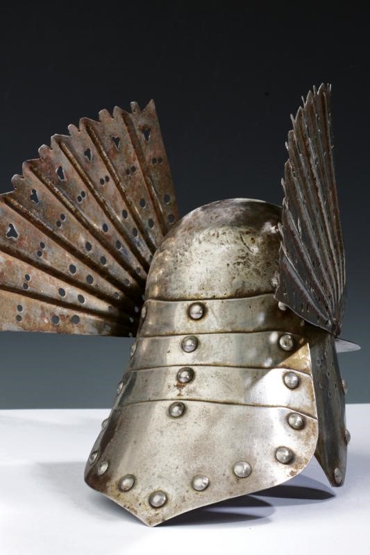 Miniatura di un taschetto alato a coda di gambero, ferro, 1900 circa