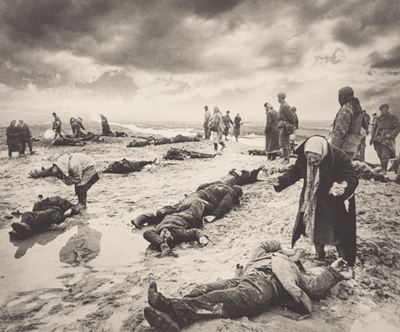 Dolore, fossa di Kerch, Crimea, stampa alla gelatina ai sali d'argento, 1942