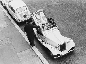 Mimmo Rotella che va a consegnare un'opera ad un collezionista