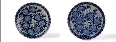 Coppia di Piatti in Porcellana Bianca e Blu, Giappone Periodo Meiji