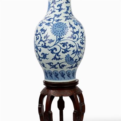 Vaso Orientale in Porcellana Bianca e Blu con Base in Legno, Secolo XIX